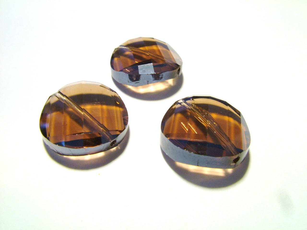 Faceted Twisted Coin Mulberry 18mm
